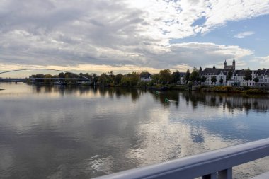 Maastricht, Hollanda - 25 Ekim 2024: Meuse, Hollanda 'nın Maastricht' ten geçen en güneydeki büyük nehirdir..