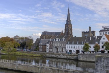 Maastricht, Hollanda - 25 Ekim 2024: Meuse, Hollanda 'nın Maastricht' ten geçen en güneydeki büyük nehirdir..