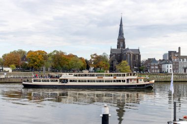 Maastricht, Hollanda - 28 Ekim 2024: Maastricht şehrinde açık hava sahnesi.