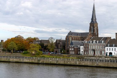 Maastricht, Hollanda - 25 Ekim 2024: Meastricht nehir kıyısının öğleden sonra manzarası.