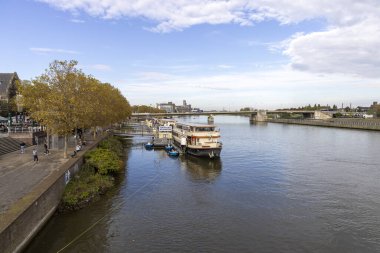 Maastricht, Hollanda - 25 Ekim 2024 Meuse nehrinin sakin bir öğleden sonra feribotlu manzarası.  