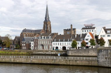 Maastricht, Hollanda - 25 Ekim 2024: Meastricht nehir kıyısının öğleden sonra manzarası.