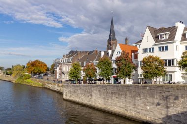 Maastricht, Hollanda - 25 Ekim 2024: Meastricht nehir kıyısının öğleden sonra manzarası.