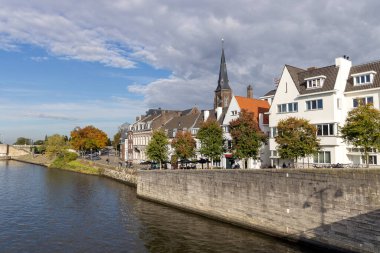 Maastricht, Hollanda - 25 Ekim 2024: Meastricht nehir kıyısının öğleden sonra manzarası.