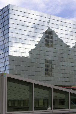 Heerlen, Hollanda - 26 Ekim 2024: St. Pancras Katolik Kilisesi, çağdaş sanat ve mimari için bir mekan olan Schunk sanat binasına yansıdı.