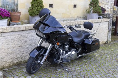 Luqa, Malta - 3 Ekim 2024: KM Malta Havayolları 'nın filodaki en eski uçağı, Airbus A320-214 (REG: 9H-AEP) 13 numaralı pistten kalkıyor..