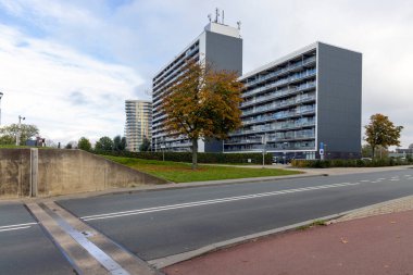 Roermond, Hollanda - 27 Ekim 2024: Roermond 'da sakin bir şehir manzarası.