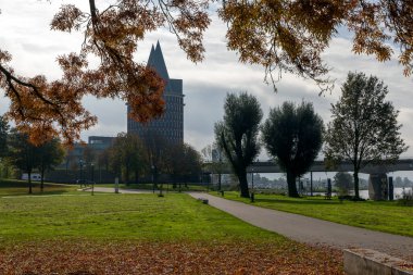 Roermond, Hollanda - 27 Ekim 2024: Limburg 'daki Natalini Kulesi' nin uzak bir manzarası.
