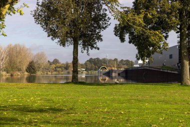 Roermond, Hollanda - 27 Ekim 2024: Roermond, Limburg 'daki Manhattan Kulesi' nin yanındaki açık hava sahnesi.