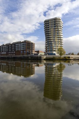 Roermond, Hollanda - 27 Ekim 2024: 2020 Manhattan kulesinin manzarası, şehrin büyük kısmından görülebilen yüksek binalar.