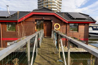 Roermond, Hollanda - 27 Ekim 2024: Roermond, Limburg 'daki Manhattan Kulesi' nin yanındaki açık hava sahnesi.