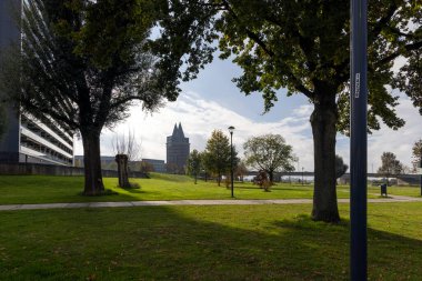 Roermond, Hollanda - 27 Ekim 2024: Limburg 'daki Natalini Kulesi' nin uzak bir manzarası.