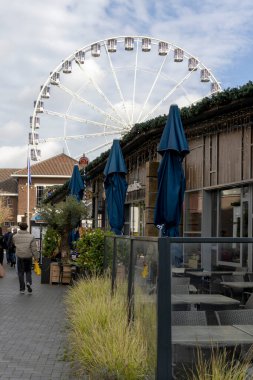 Roermond, Hollanda - 27 Ekim 2024: Hollanda 'nın güneyindeki sakin Roermond kentinde kent manzarası.