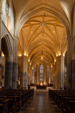 Roermond, Hollanda - 27 Ekim 2024: Hollanda 'nın Roermond kasabasındaki Meryem Ana' ya adanmış 13. yüzyıl kilisesinin iç manzarası.