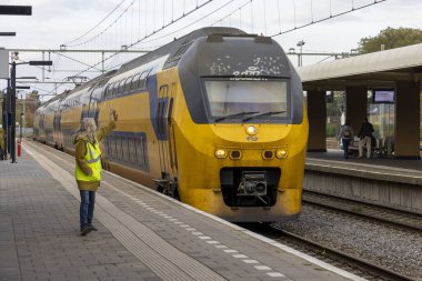 Valkenburg, Hollanda - 26 Ekim 2024: Tren akşam saatlerinde Valkenburg istasyonuna varacak.
