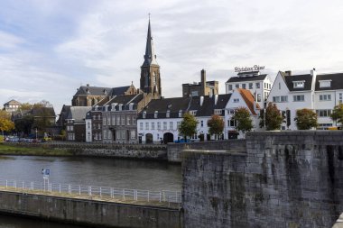Maastricht, Hollanda - 28 Ekim 2024: Maastricht şehrinde açık hava sahnesi.