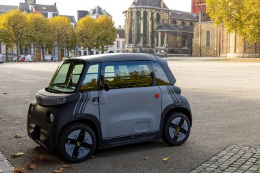 Maastricht, Hollanda - 28 Ekim 2024: Opel Rocks-e SUM (Sürdürülebilir Şehir Hareketi).