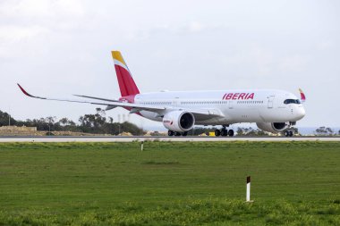 Luqa, Malta - 29 Kasım 2024: Iberia Airbus A350-941 (REG: EC-NBE), LTM 'de hizmet verdikten sonra Malta' dan ayrıldı.