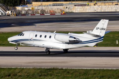 Luqa, Malta - 5 Aralık 2024: Cessna 560XL Citation XLS (REG: SP-UMA) 31. pistten kalkıyor.