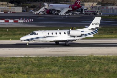 Luqa, Malta - 5 Aralık 2024: Cessna 560XL Citation XLS (REG: SP-UMA) 31. pistten kalkıyor.