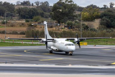 Luqa, Malta - 5 Aralık 2024: Fleet Air International ATR-72-201 (F) (REG: HA-KAT) Safi parkından 31 numaralı piste çıkıyor.