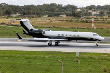 Luqa, Malta - 3 Aralık 2024: Avcon Jet Gulfstream Havacılık G-V Gulfstream V (REG: OE-IIS) bulutlu bir sabah 31. piste iniş yaptı.