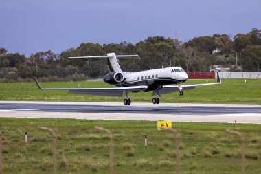 Luqa, Malta - 3 Aralık 2024: Avcon Jet Gulfstream Havacılık G-V Gulfstream V (REG: OE-IIS) bulutlu bir sabah 31. piste iniş yaptı.