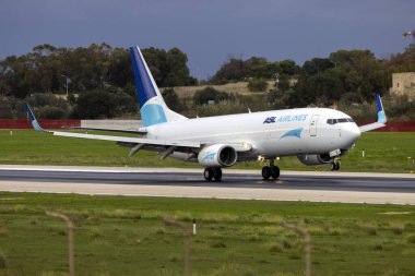 Luqa, Malta - 3 Aralık 2024: ASL Airlines Boeing 737-86N (BCF) (WL) (REG: OE-IXJ) bulutlu bir sabaha iniyor.