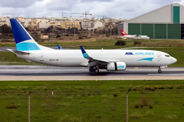 Luqa, Malta - 3 Aralık 2024: ASL Airlines Boeing 737-86N (BCF) (WL) (REG: OE-IXJ) bulutlu bir sabaha iniyor.