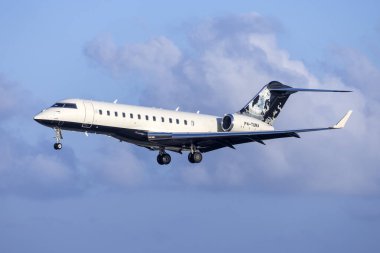 Luqa, Malta - 14 Aralık 2024: En İyi Sinek Bombacısı BD-700-1A10 Global Express XRS (REG: P4-TUNA) akşam saatlerinde iniyor.