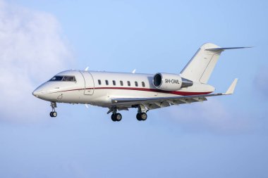 Luqa, Malta - 14 Aralık 2024: Comlux Malta Bombardier Challenger 605 (CL-600-2B16) (REG: 9H-OWL) 31 numaralı pistte.