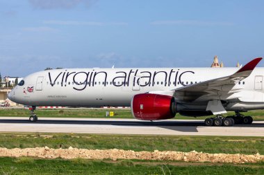 Luqa, Malta - 13 Aralık 2024: Virgin Atlantic Airways Airbus A350-1041 (REG: G-VLUX), LTM hizmetleri için Malta 'ya varıyor.