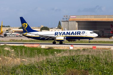 Luqa, Malta - 13 Aralık 2024: Ryanair UK Boeing 737-8AS (REG: G-RUKC) iniş 13, kanatçıklar MAX tipine çevrildi.