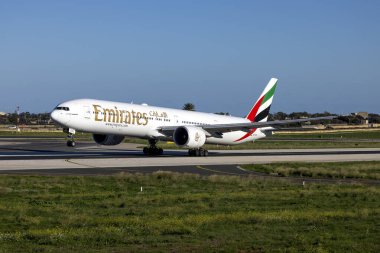 Luqa, Malta - 17 Aralık 2024: Emirates Boeing 777-31H-ER (REG: A6-ECH) Kıbrıs Rum Kesimi 'nin Larnaka kentine hareket ediyor.
