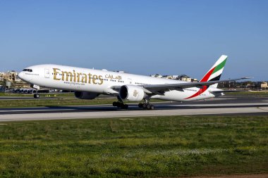 Luqa, Malta - 17 Aralık 2024: Emirates Boeing 777-31H-ER (REG: A6-ECH) Kıbrıs Rum Kesimi 'nin Larnaka kentine hareket ediyor.