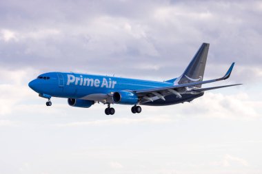 Luqa, Malta - 17 Aralık 2024: Amazon Prime Air (ASL Airlines) Boeing 737-8AS (BCF) (REG: EI-DAD) sabah erken saatlerde iniş pisti 31..