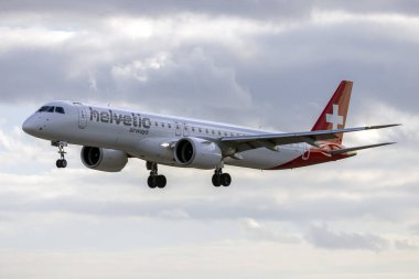 Luqa, Malta - 17 Aralık 2024: Helvetic Airways Embraer 195 E2 STD (ERJ-190-400STD) (REG: HB-AZL) iniş pisti 31.