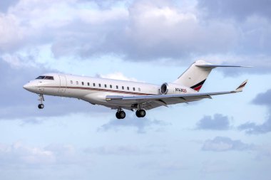 Luqa, Malta - 21 Aralık 2024: NetJets Bombardier Global 6000 (BD-700-1A10) (REG: N148QS) 31 numaralı pistte.