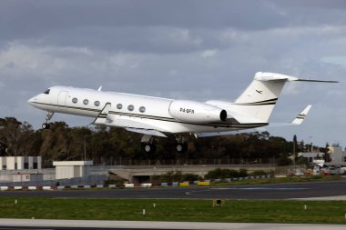 Luqa, Malta - 21 Aralık 2024: Gulfstream G550 (REG: P4-BFR) 31. pistten kalkıyor.