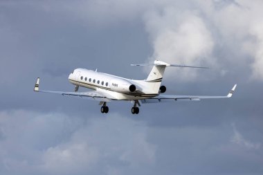 Luqa, Malta - 21 Aralık 2024: Gulfstream G550 (REG: P4-BFR) 31. pistten kalkıyor.