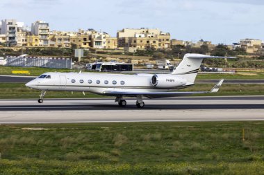 Luqa, Malta - 21 Aralık 2024: Gulfstream G550 (REG: P4-BFR) 31. pistten kalkıyor.