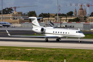 Luqa, Malta - 21 Aralık 2024: Gulfstream G550 (REG: P4-BFR) 31. pistten kalkıyor.