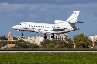 Luqa, Malta - 21 Aralık 2024: Harmony Jets Malta Dassault Falcon 900B (REG: 9H-GRS) 31 numaralı iniş pisti.