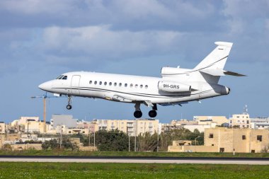 Luqa, Malta - 21 Aralık 2024: Harmony Jets Malta Dassault Falcon 900B (REG: 9H-GRS) 31 numaralı iniş pisti.