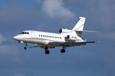 Luqa, Malta - 21 Aralık 2024: Harmony Jets Malta Dassault Falcon 900B (REG: 9H-GRS) 31 numaralı iniş pisti.