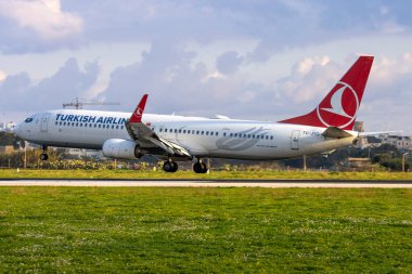 Luqa, Malta - 29 Aralık 2024: Türk Hava Yolları Boeing 737-9F2-ER (REG: TC-JYO) Bulutlu bir gündoğumunda 13 numaralı pistte finaller..