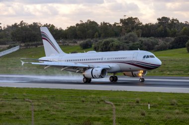 Luqa, Malta - 27 Aralık 2024: Katar Amiri Airbus ACJ319 (A319-133-CJ) (Reg. : A7-HHJ) sabah erken saatlerde geliyor.