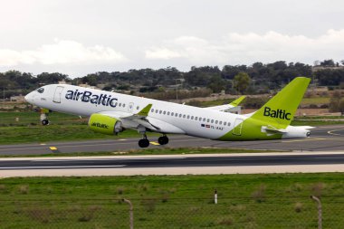 Luqa, Malta - 2 Ocak 2025: Air Baltic Airbus A220-371 (REG: YL-AAZ) Pist 13 'ten LX1791 olarak Zürih' e kalkıyor..