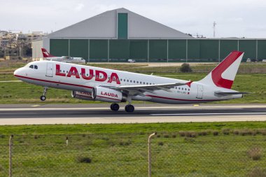 Luqa, Malta - 2 Ocak 2025: Lauda Europe Airbus A320-232 (REG: 9H-LMG) Ryanair 'e gidecek olan FR2186 sefer sayılı uçuş için havalanmaktadır..