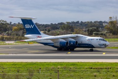Luqa, Malta - 2 Ocak 2025: İpek Yolu Havayolları İlyuşin Il-76TD-90SW (Reg: 4K-AZ101) 2024 gününün son günü gün batımından sonra Malta 'dan ayrıldı.